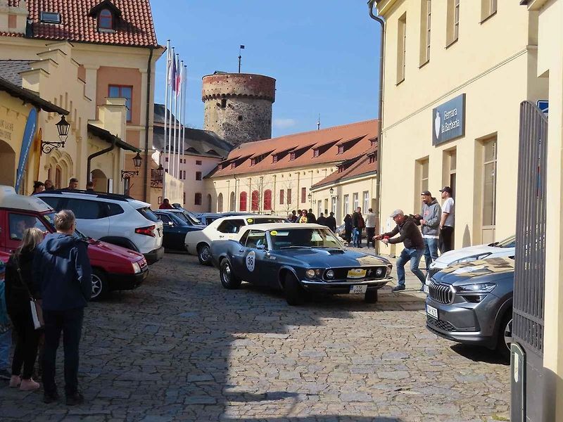 Michal a Jonáš Pavlíčkovi na startu. Rallye Spring Classic startovalo v sobotu 12. dubna dopoledne z jihočeského Tábora. Na trasu 231 kilometrů vyrazilo 100 posádek.