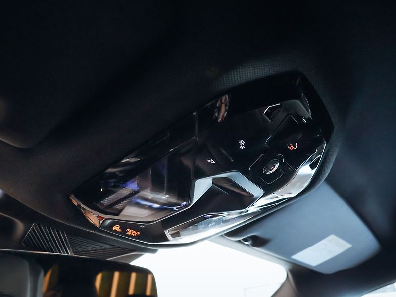 BMW Řada 5 550e xDrive M-sport Touring - fotka 21 z 34