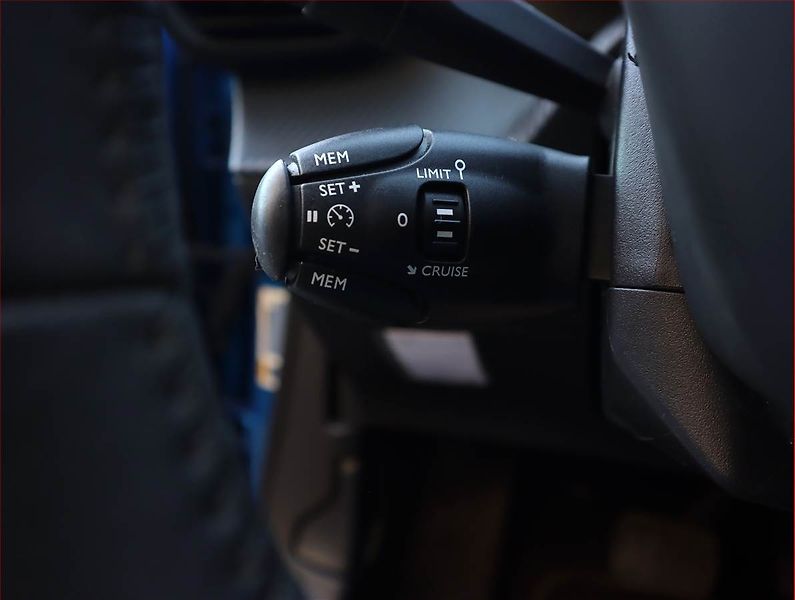 Peugeot 2008 (2021) Allure 50 kWh, SoH 91% - fotka 23 z 25