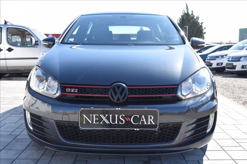 Volkswagen Golf 2,0 GTI 155KW PO SERVISE DSG - fotka 2 z 45