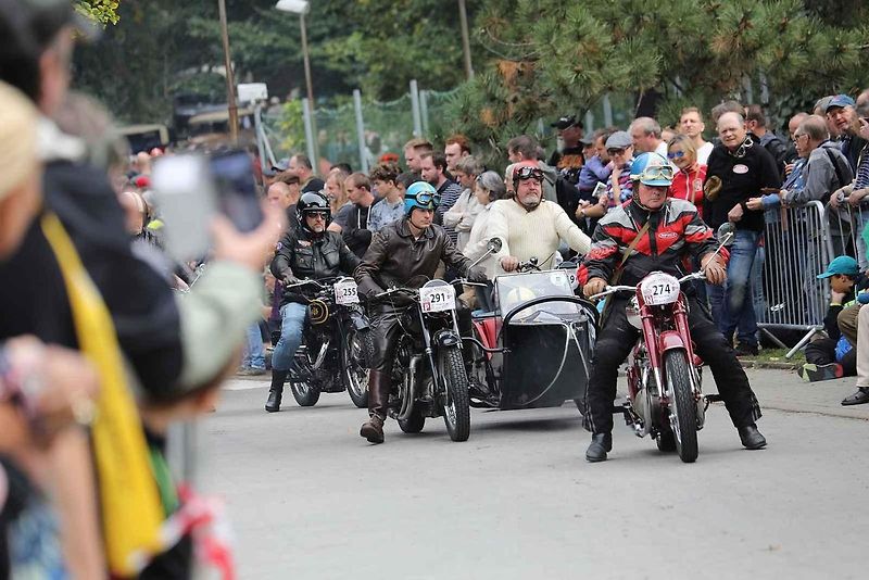 Na akci Jízda do vrchu a výstava historických vozidel se představilo na tři sta automobilů a motocyklů.