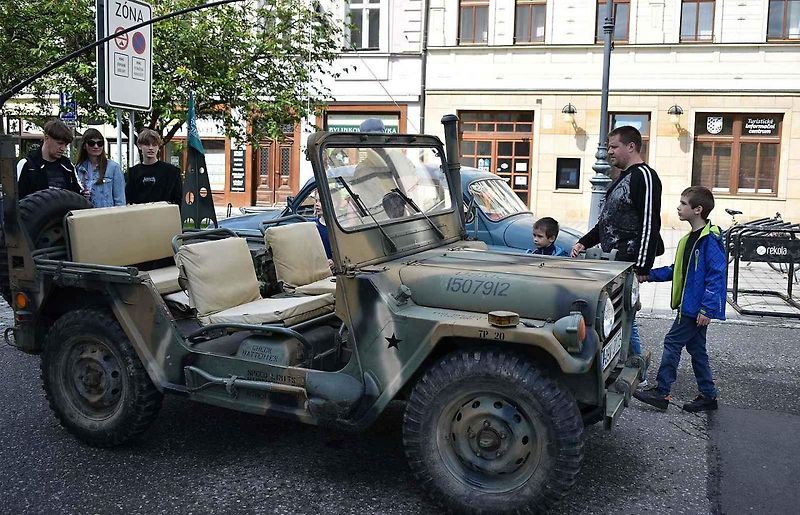 Nablýskané historické vozidla a motorky obsadily v neděli 19. května centrum Prostějova. 19.5. 2024