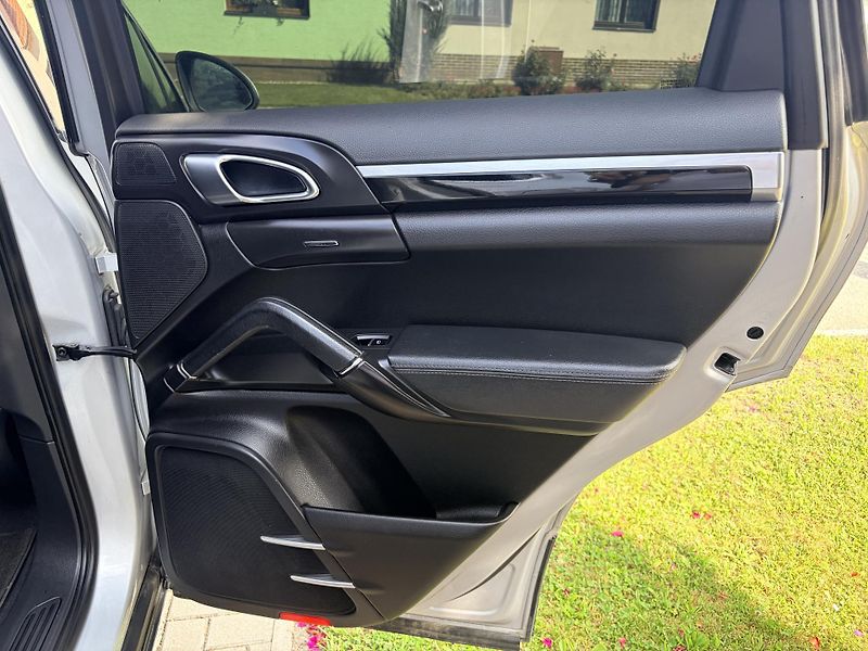 Porsche Cayenne DIESEL 3.0 V6 180KW - fotka 37 z 42