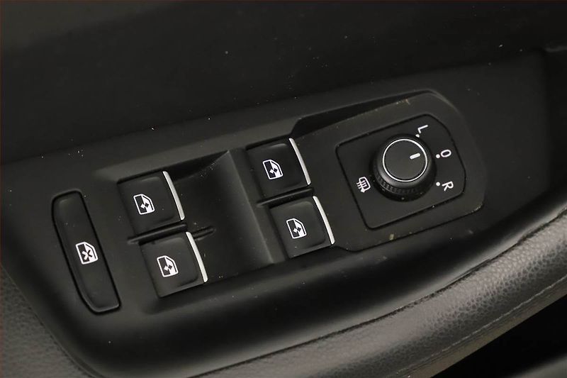 Volkswagen Passat (2018) 2.0 TDI, Kůže, Navi, Tempomat - fotka 18 z 20