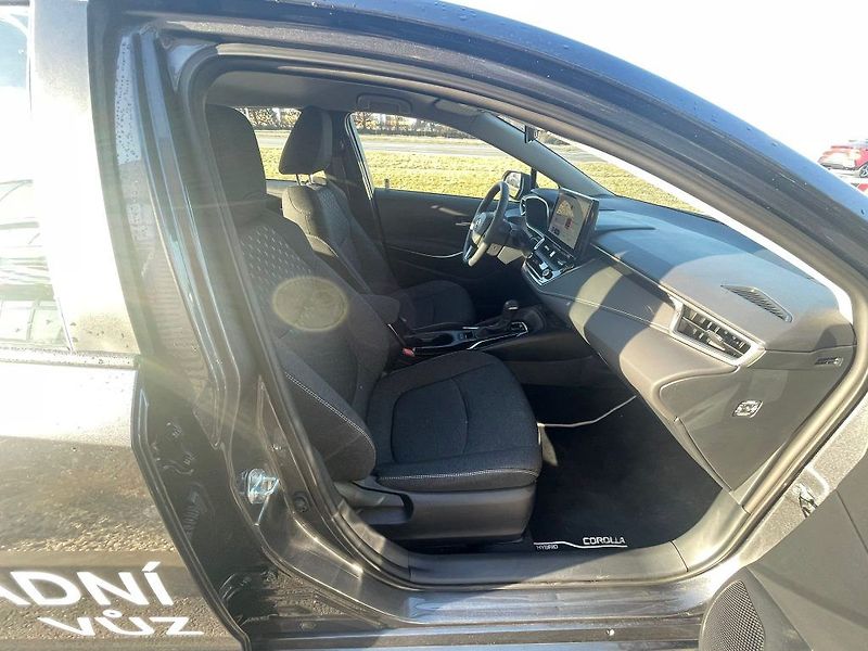 Toyota Corolla 1.8 Hybrid Comfort Tech - fotka 26 z 28