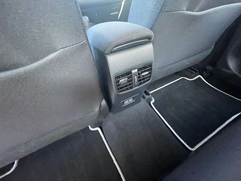 Toyota Corolla 1.8 Hybrid Comfort Tech - fotka 24 z 28