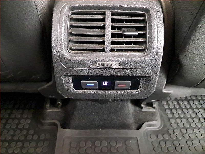 Volkswagen Touran (2020) 1.5 TSI - fotka 23 z 24
