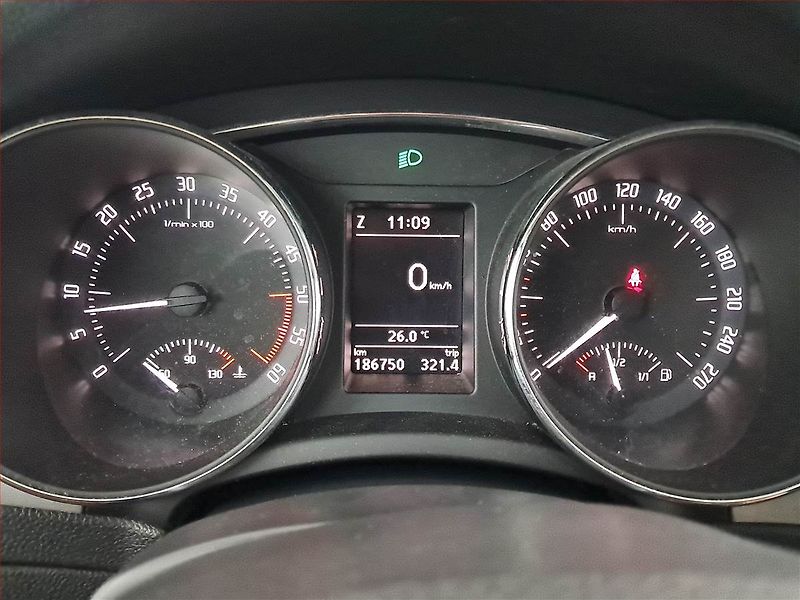 Škoda Superb (2014) Greenline 1.6 TDI, Navi - fotka 11 z 17