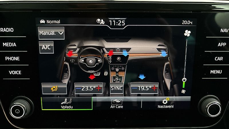 Škoda Superb 2.0 TDI DSG 4x4 Scout Combi - fotka 26 z 29