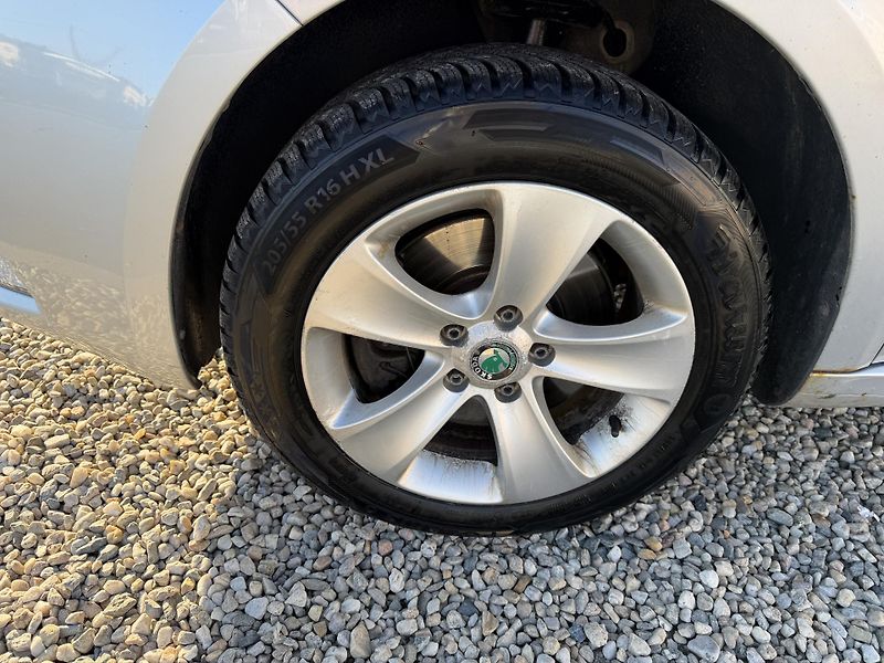 Škoda Superb II 2,0 TDi/103kW - Klima,ESP,. - fotka 53 z 71