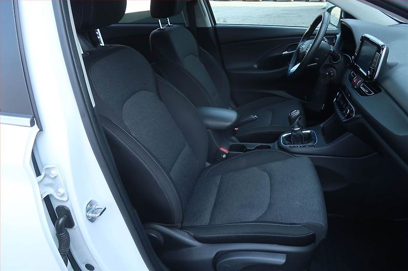 Hyundai i30 (2023) 1.5 DPI, Tempomat - fotka 9 z 20