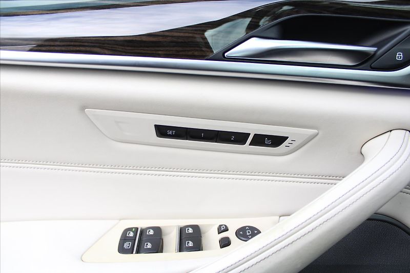 BMW Řada 5 540i xDrive 250kW LUXURY ČR - fotka 32 z 35