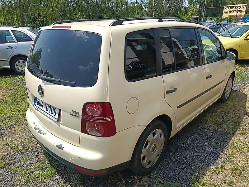 Volkswagen Touran 1.9 TDI Highline 7místný - fotka 5 z 24