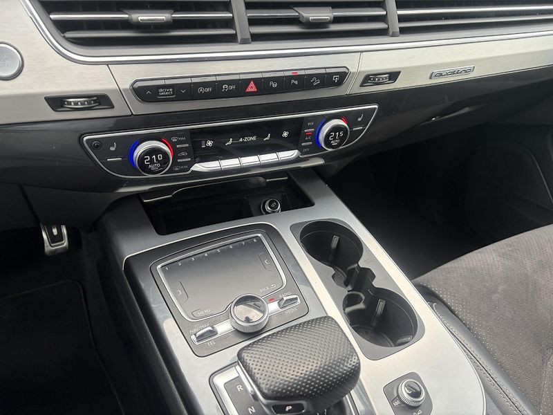 Audi Q7 3.0TDi S-Line Quattro 7míst - fotka 16 z 23