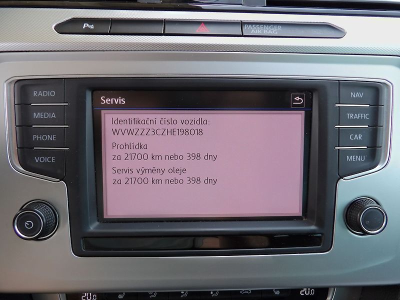 Volkswagen Passat 2.0TDI Comfort Adaptiv Navi - fotka 11 z 33
