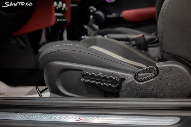Mini Cooper S 2.0 141 kW - fotka 15 z 36