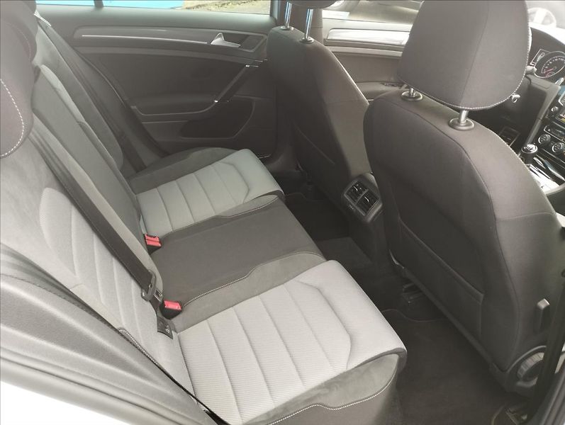 Volkswagen Golf 2,0 TDi 110KW R-Line - fotka 9 z 17