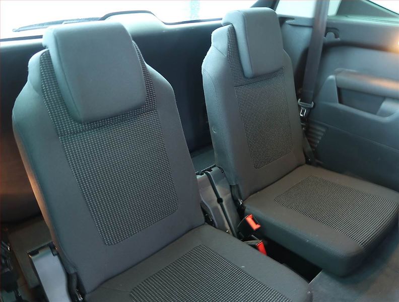 Peugeot 5008 (2013) Active 2.0 BlueHDi, 7 míst - fotka 16 z 17