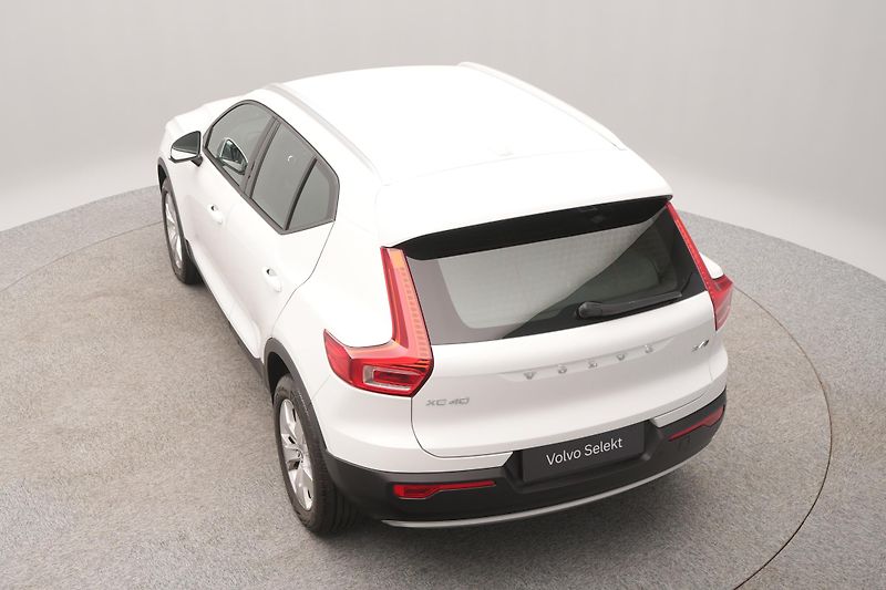 Volvo XC40 B4 AWD MOMENTUM PRO CZ - fotka 13 z 27