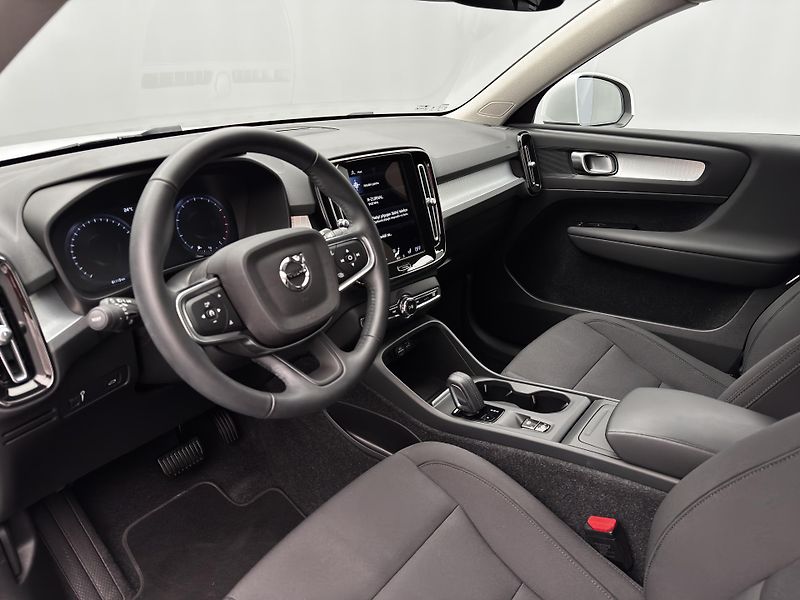 Volvo XC40 B4 AWD MOMENTUM PRO CZ - fotka 2 z 27