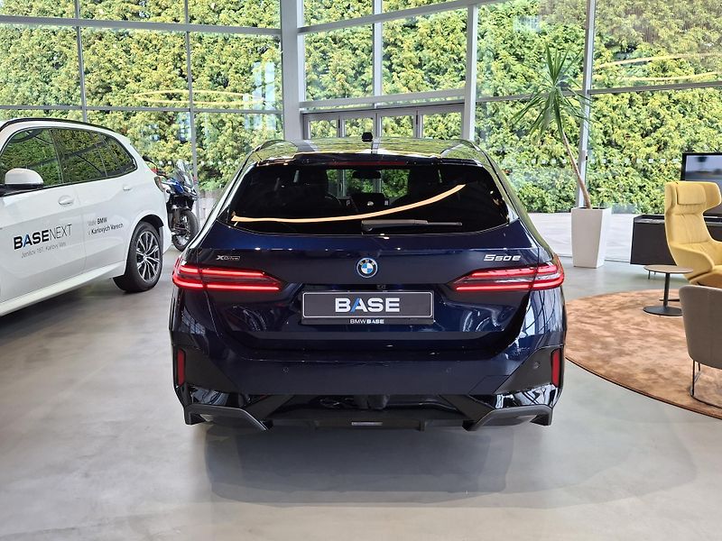BMW Řada 5 550e xDrive Touring M-Sport  - fotka 5 z 30