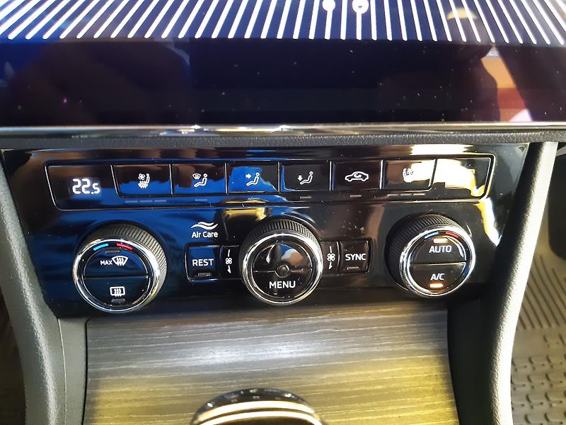 Škoda Superb 2.0 TDI Combi STYLE +  - fotka 13 z 31
