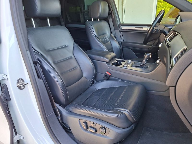 Volkswagen Touareg (2015) 4.2TDI 250kW R-LINE -ČR - fotka 25 z 48