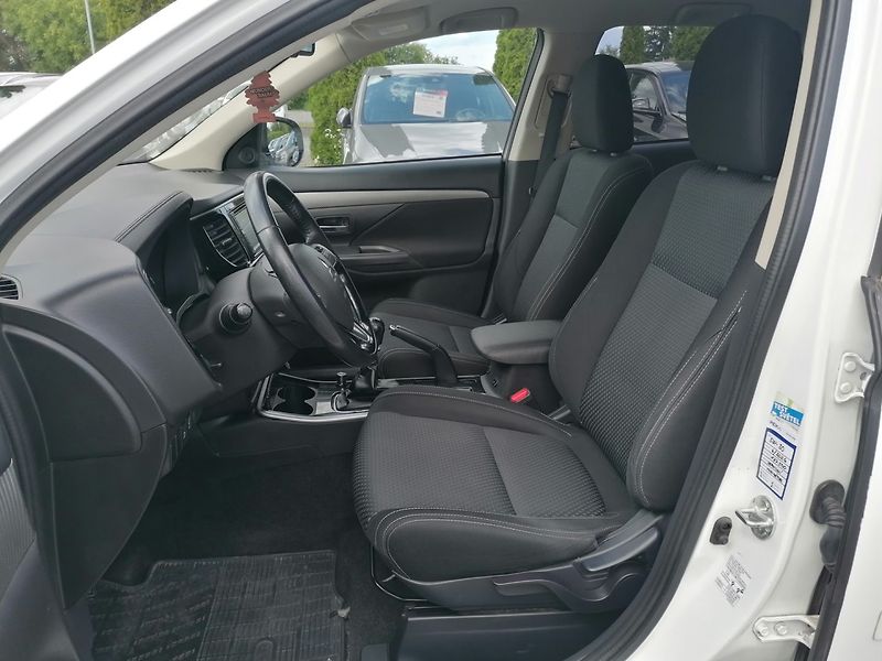 Mitsubishi Outlander (2017) 2.2DI-D 4WD 132kW ČR - fotka 7 z 19
