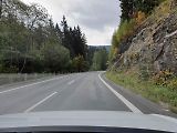 Asfalt je hladký bez spár, jen trochu houpe. První zatáčka za Špindlerovým Mlýnem míří vpravo.