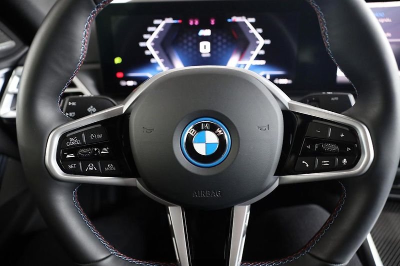BMW i4 M60 xDrive - fotka 27 z 30