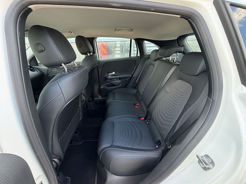 Mercedes-Benz GLA 220 4 MATIC - fotka 14 z 35