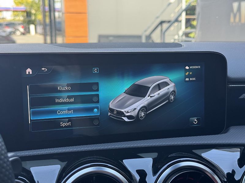 Mercedes-Benz Třídy A (2021) AMG 45 4MATIC+, MULTIBEAM  - fotka 34 z 56