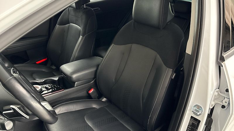 Kia Sportage 1.6 T-GDI Hybrid AUT 4x4 Top - fotka 15 z 31