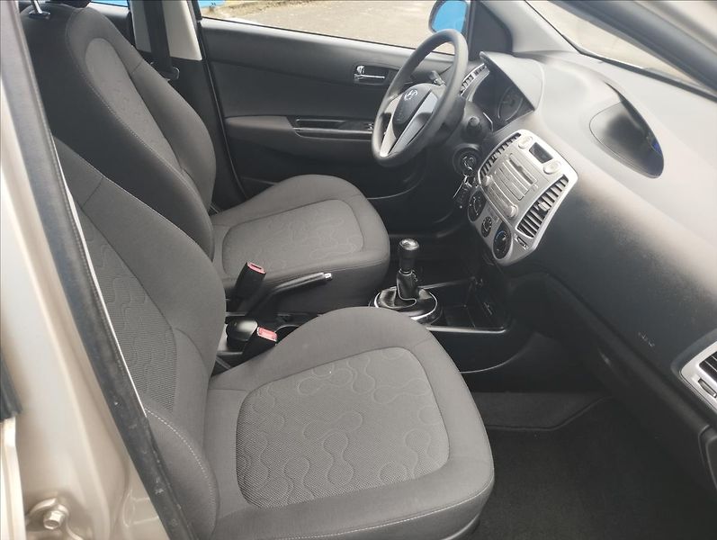Hyundai i20 1,3 57 KW 1.MAjitelka ČR - fotka 8 z 15