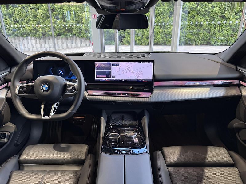 BMW Řada 5 540d xDrive Touring M-Sport - fotka 12 z 28