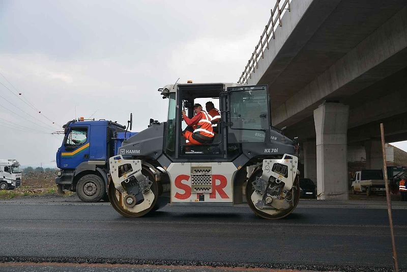 Stavba dálnice D1 mezi Říkovicemi a Přerovem je v plném proudu. V těchto dnech se pokládají asfaltové vrstvy na přeložce Tovačovské ulice.