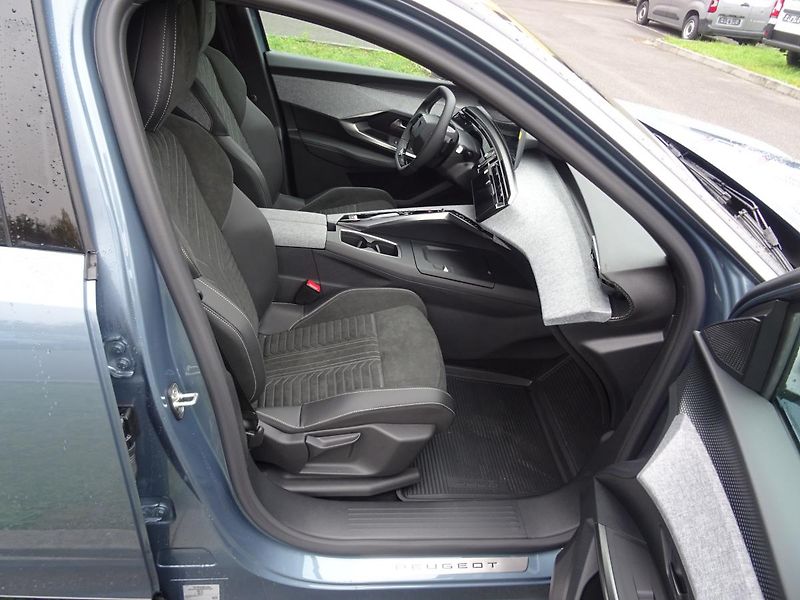 Peugeot 5008 (2024) e-GT 157 kW/210k (Bat. 73kWh) - fotka 35 z 60