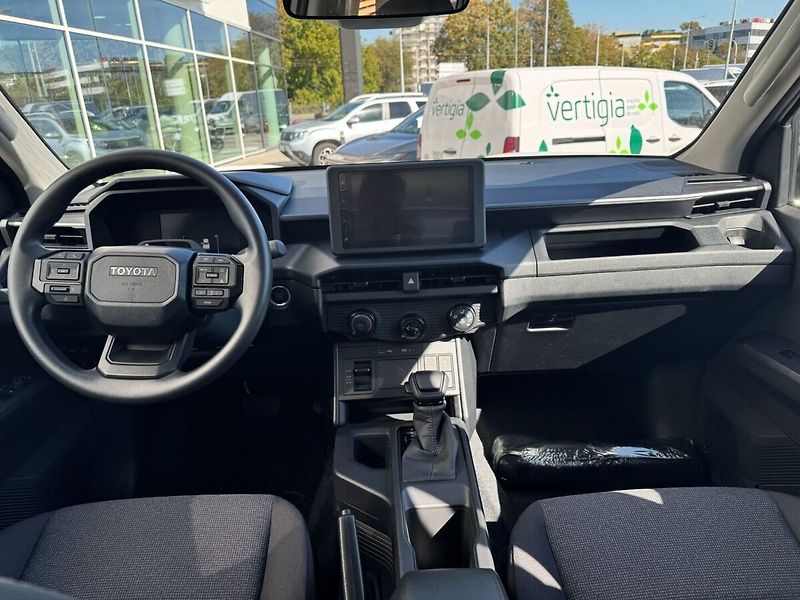 Toyota Hilux 2.8L Diesel 4x4 MHEV 48V AT6 - fotka 9 z 11