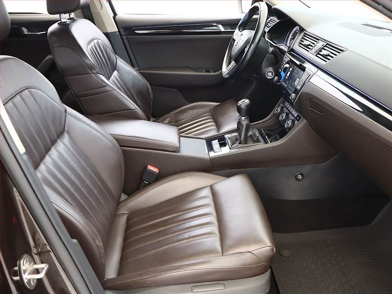Škoda Superb (2016) Laurin&Klement 2.0 TDI, Kůže - fotka 7 z 21