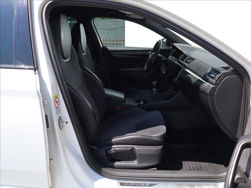 Škoda Superb 2,0 TDI SportLine Kamera ACC - fotka 8 z 36