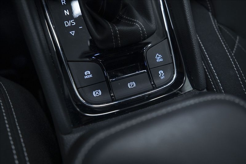 Škoda Karoq 2,0 TDI DSG 4x4 SPORTLINE ČR - fotka 38 z 41