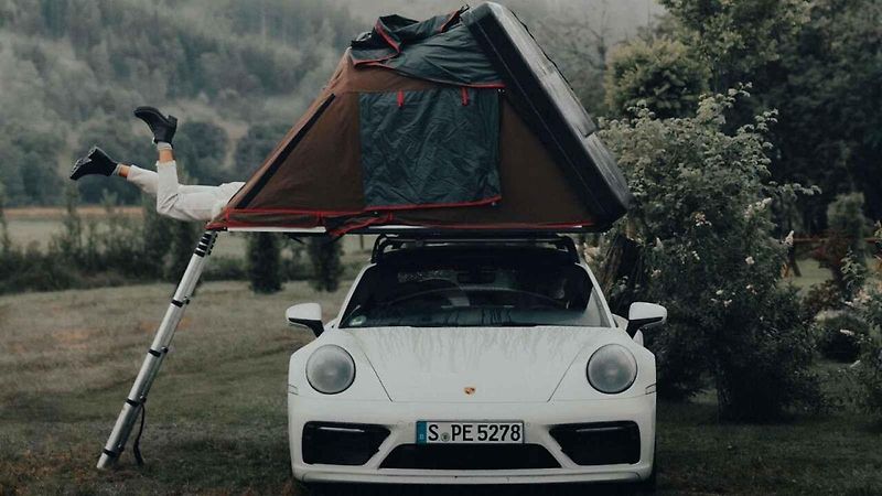 Majitelé vybraných modelů Porsche mohou kempovat v přírodě díky střešním stanům.