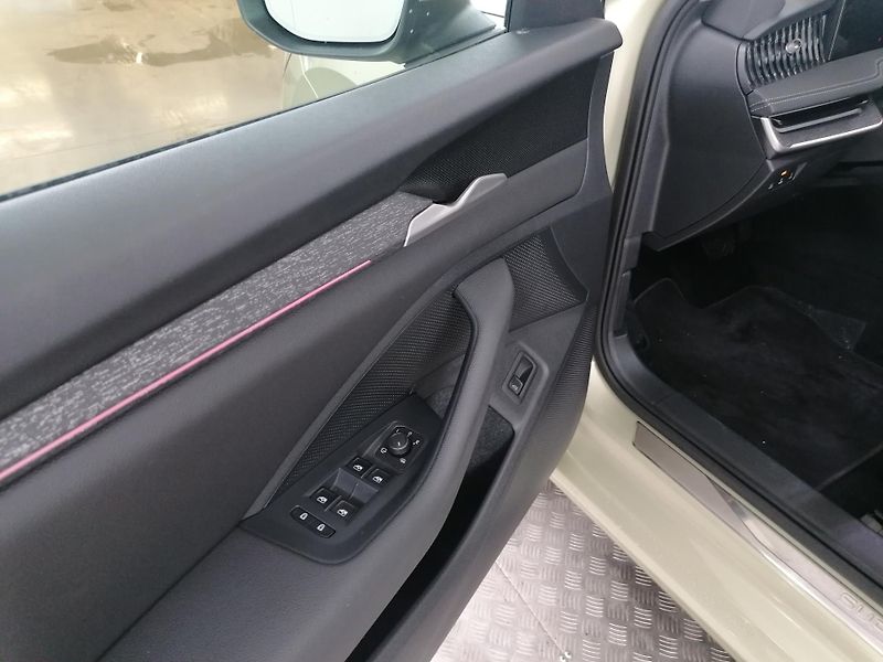 Škoda Superb 2,0 TDI AUT SELECTION 1.MAJ.ČR - fotka 9 z 18