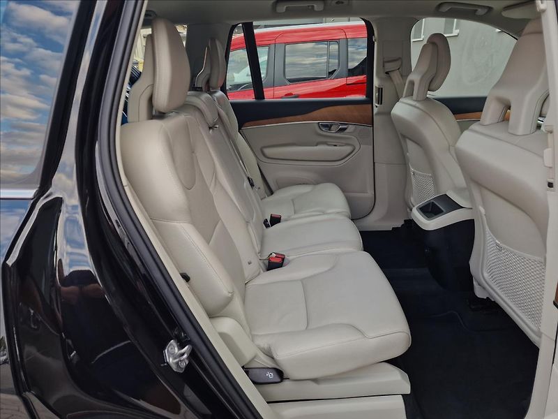 Volvo XC90 B5 AWD Momentum Pro Auto,1Maj - fotka 15 z 50