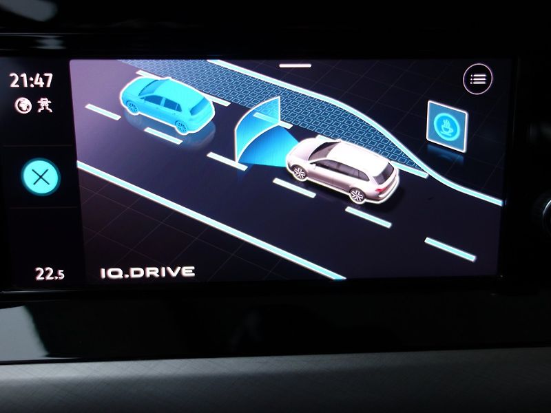 Volkswagen Golf (2021) 1.0eTSI 81kW DSG -VÝBAVA-LED - fotka 18 z 40