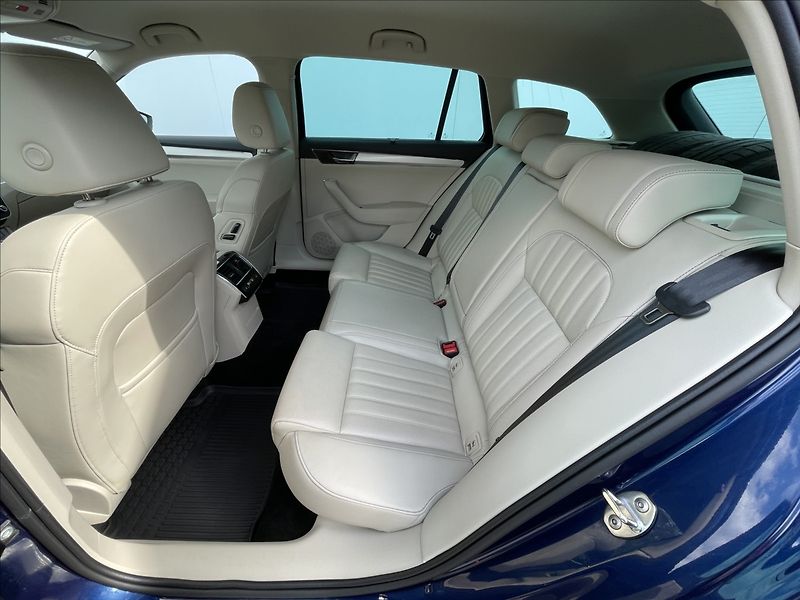 Škoda Superb 2,0 TDI DSG Combi L&K TAŽNÉ - fotka 16 z 23
