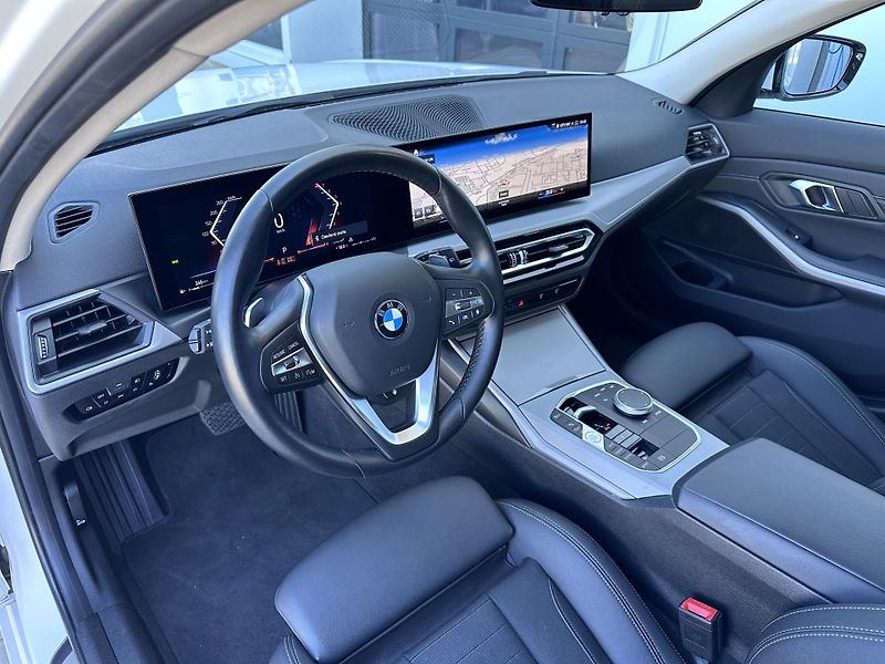 BMW Řada 3 318i Touring - fotka 10 z 24