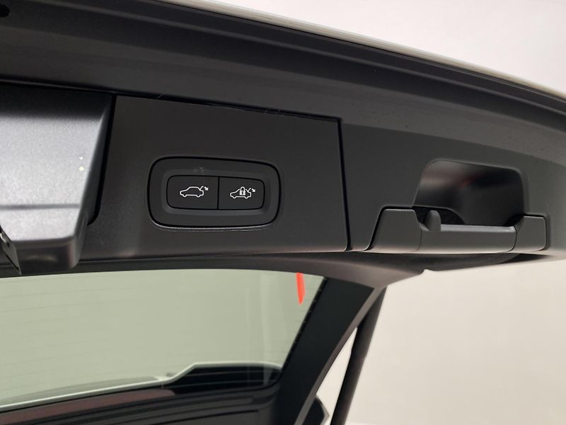 Volvo V90 T8 AWD RECHARGE DARK ULTRA CZ - fotka 35 z 69