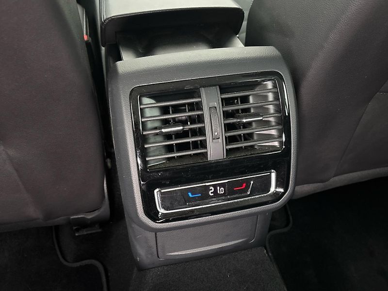 Volkswagen Passat Elegance DSG - fotka 22 z 28