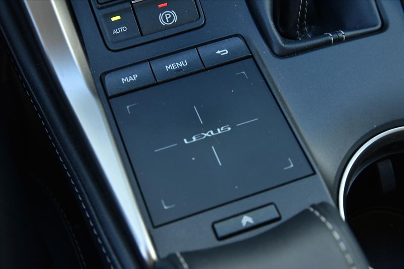 Lexus NX 300h 2.5 145kW 4WD PRESTIGE ČR - fotka 26 z 31